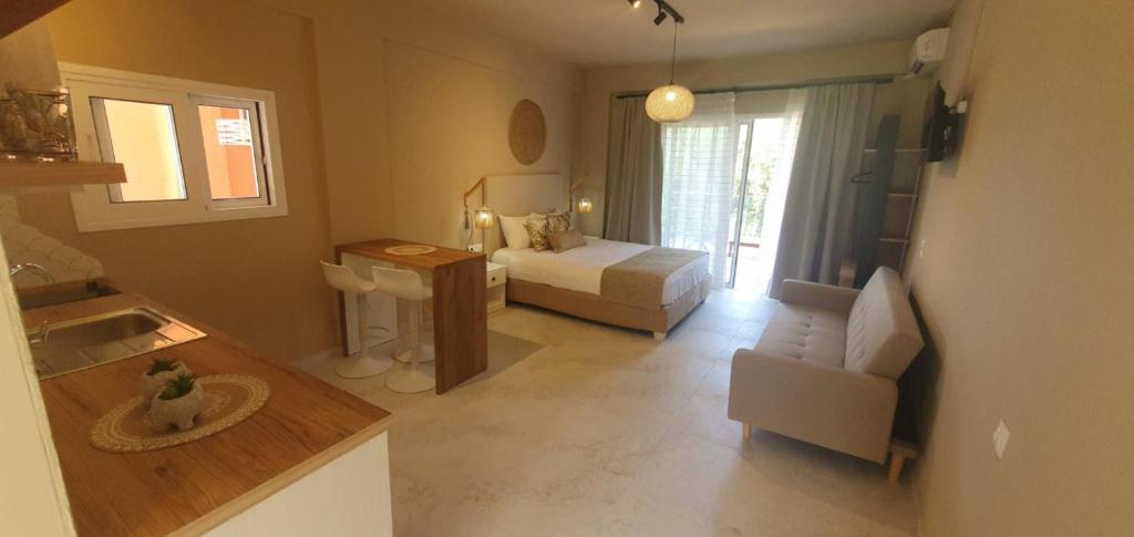 Interior de un junior suite con jacuzzi y zona de estar en Stavroula Studios