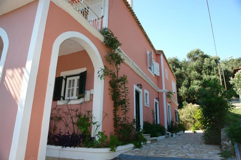 Edificio principal de Stavroula Studios con su jardín en Paleokastritsa