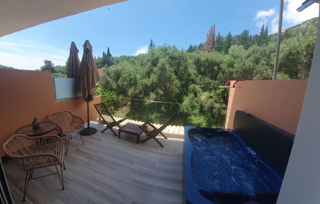 Vista de la colina boscosa desde una terraza en Stavroula Studios