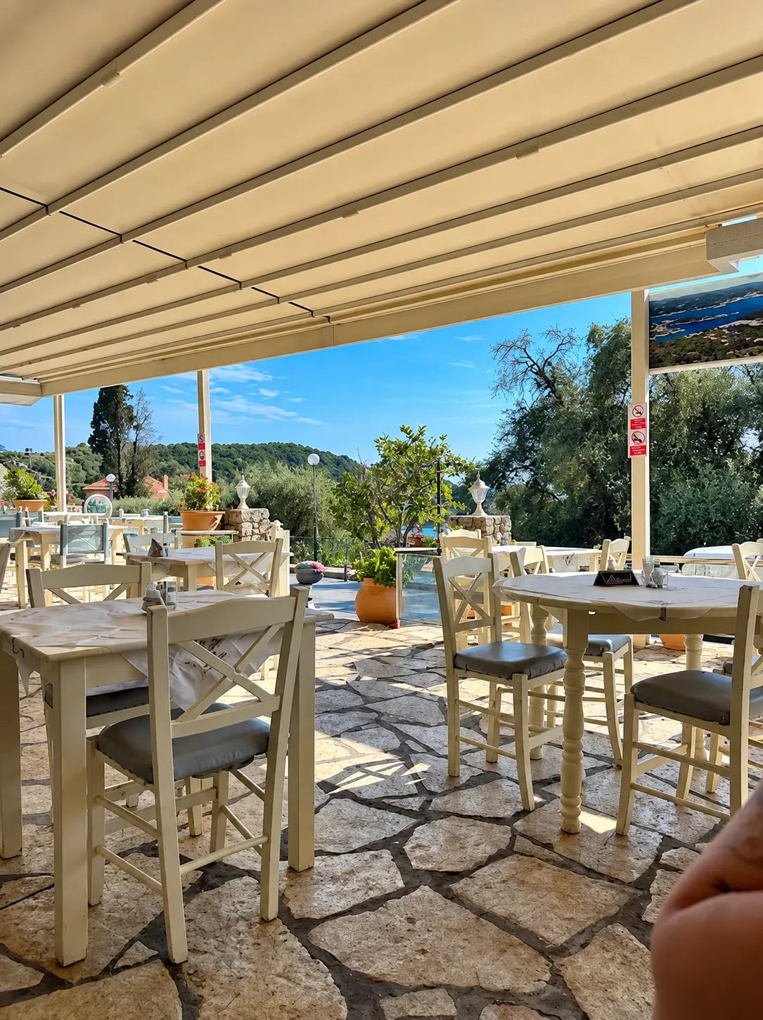 Terraza de O Meraklis en Paleokastritsa con vistas a la bahía